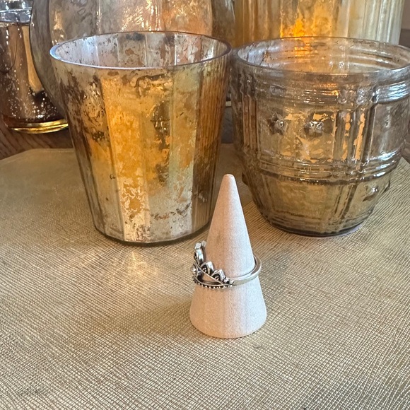 NEW ring silvery ring
size 6.5
Mix and match
silvery metal
Ornate, vintage look - Picture 2 of 3